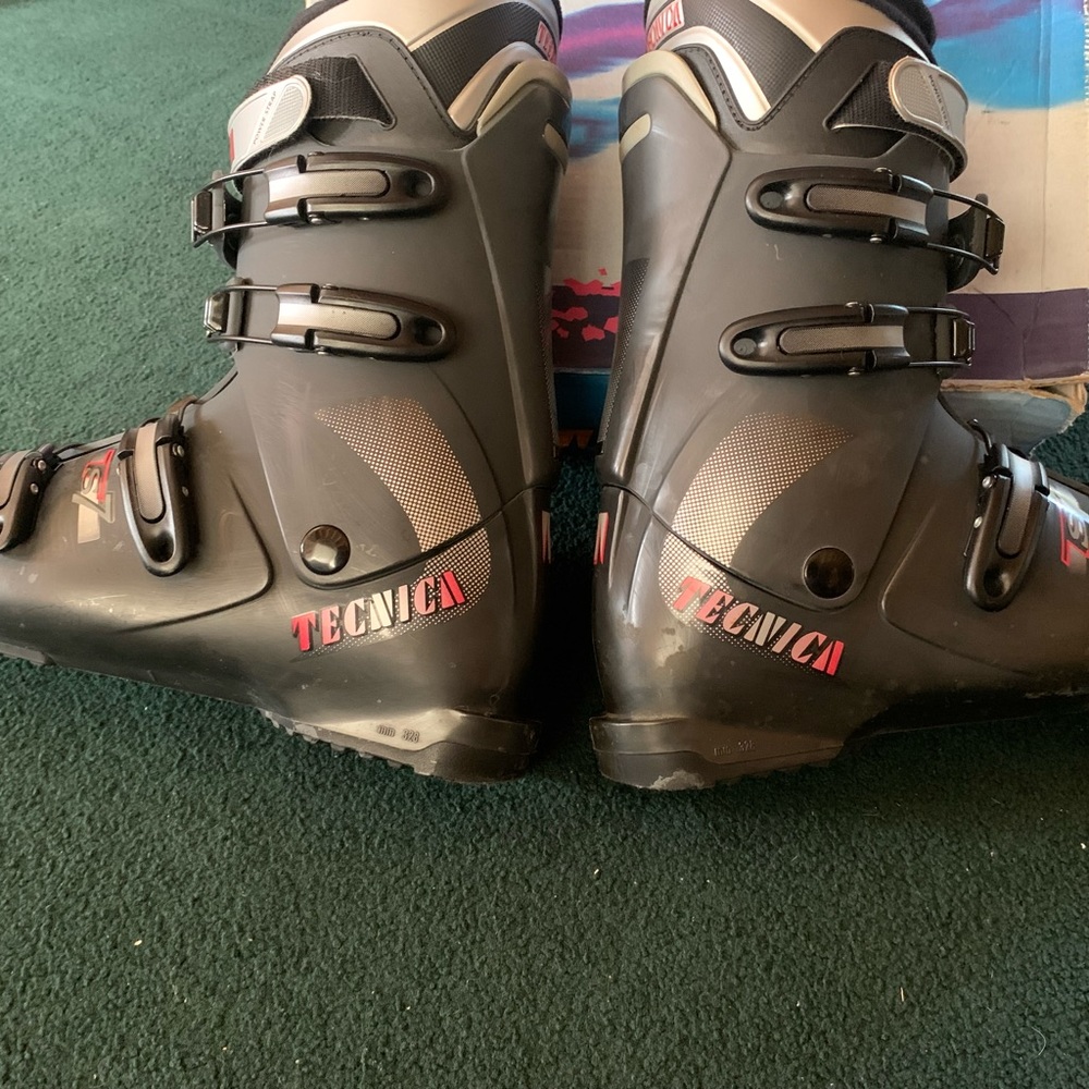 Men’s Tecnica size 10.5 gray ski boot good condition rarely used